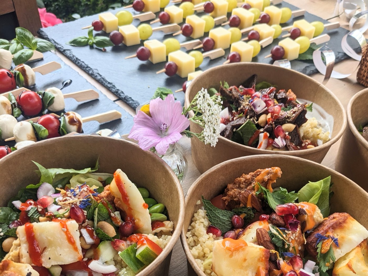 Gourmet-Bowls mit Halloumi und Couscous sowie Caprese- und Käse-Trauben-Spieße