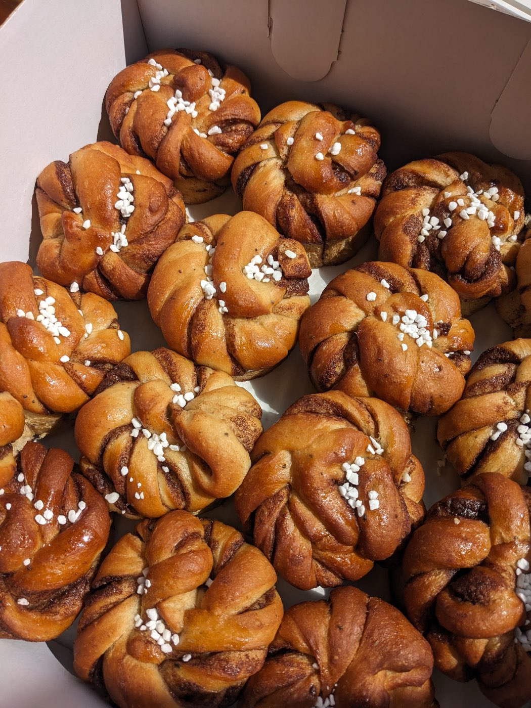 Großes Fingerfood-Buffet mit Wraps, Sandwiches, Dips und Gemüse im Grünen