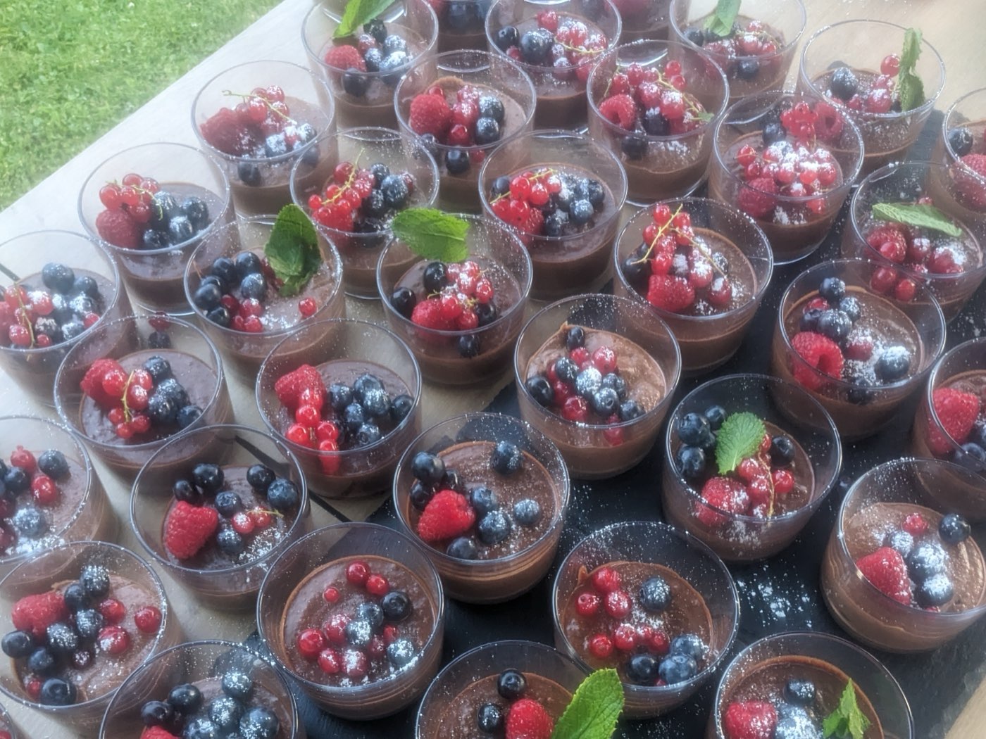 Süße Leckereien: Schokoladenmousse im Glas mit frischen Beeren