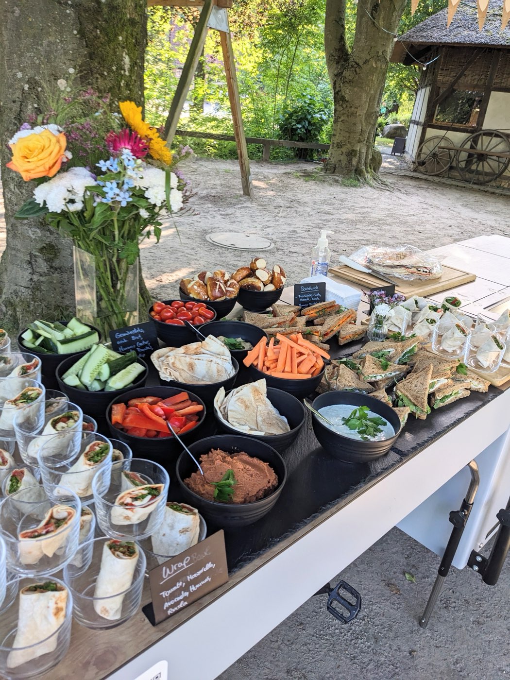 Frisch gebackene Zimtschnecken als süßes Fingerfood vom Food-Bike