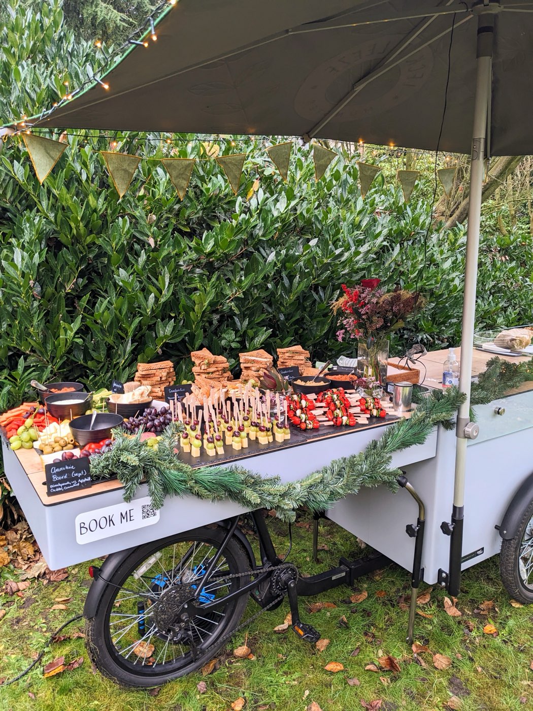 Food-Bike Leeze mit Catering-Buffet, Käse-Trauben-Spießen und Sandwiches