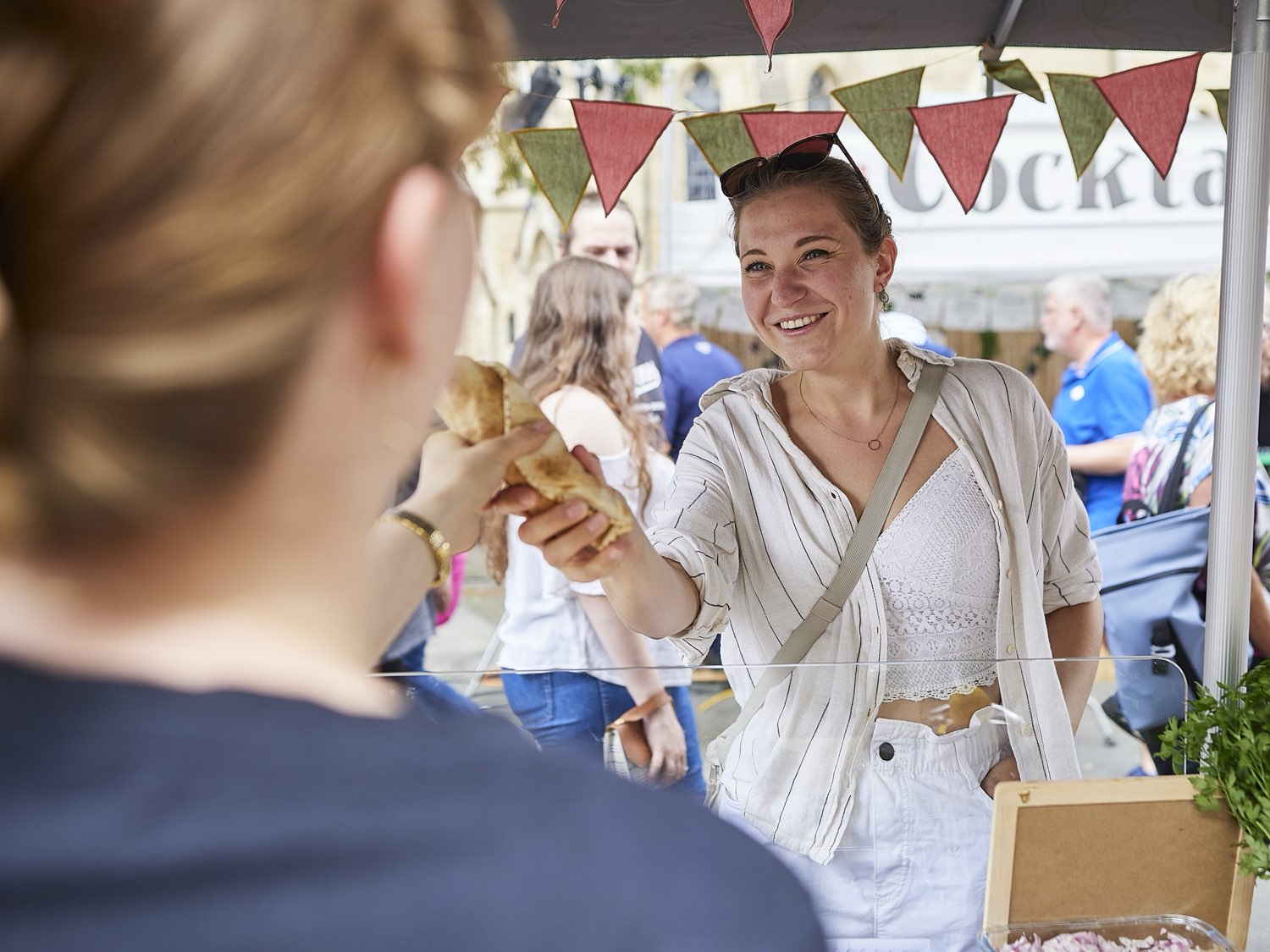 Food-Bike mieten – Gast bekommt frisch zubereitetes Streetfood am mobilen Catering-Stand gereicht