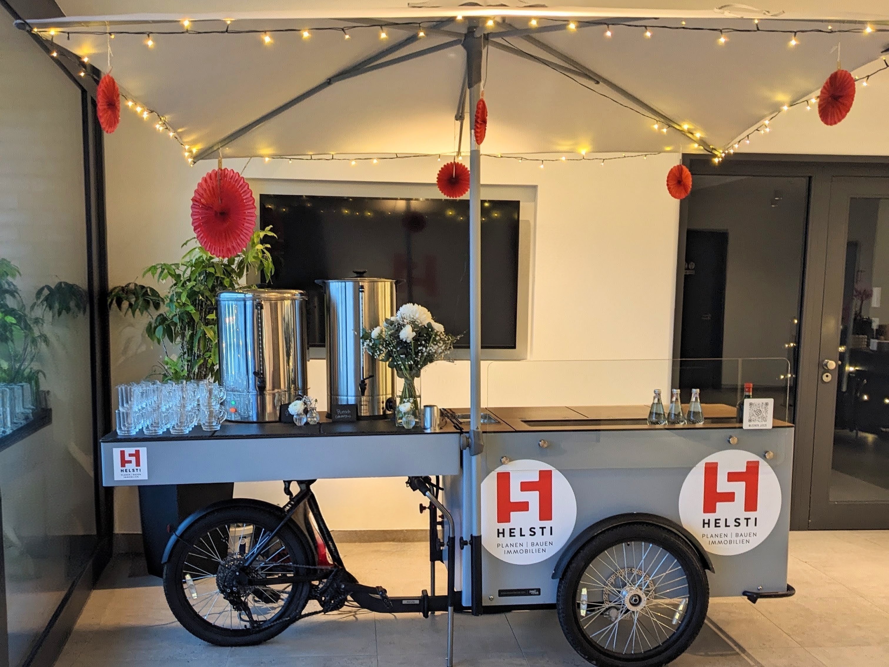 Für Helsti gebrandete Marken-Leeze mit Logo als Werbefahrrad beim Firmenevent