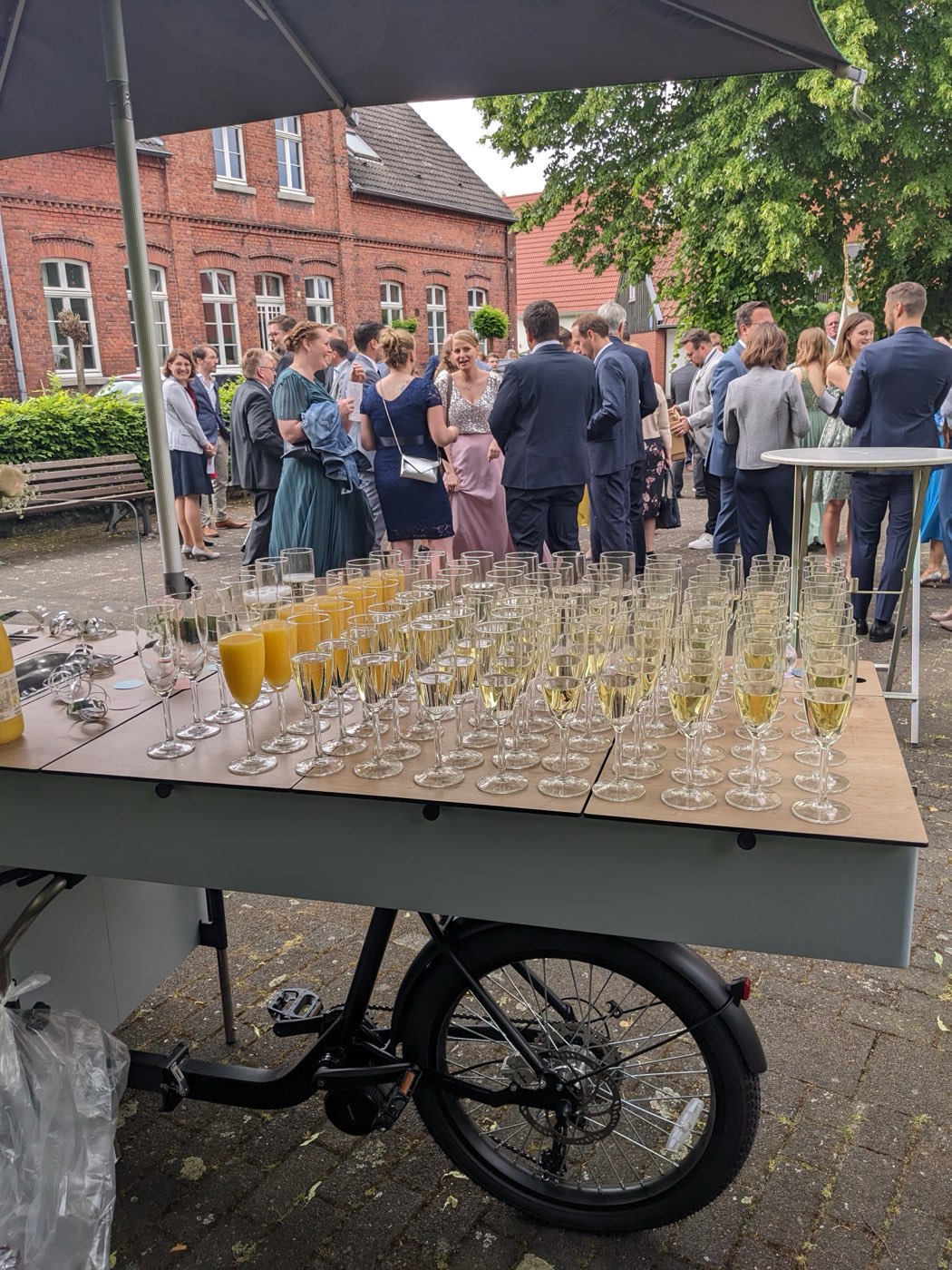 Mobile Sektbar im Einsatz beim Hochzeitsempfang mit Gästen