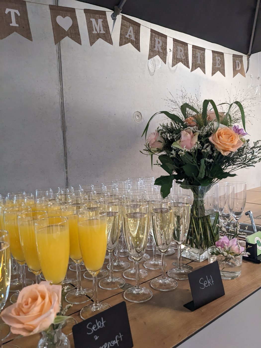Sekt mit Fingerfood: Käse-Trauben-Spieße und Laugengebäck an der mobilen Bar