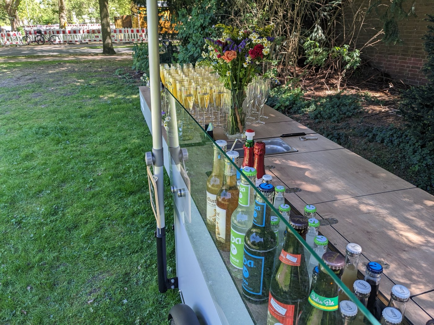 Mobile Bar auf der Leeze mit Getränken und Blumen im Park