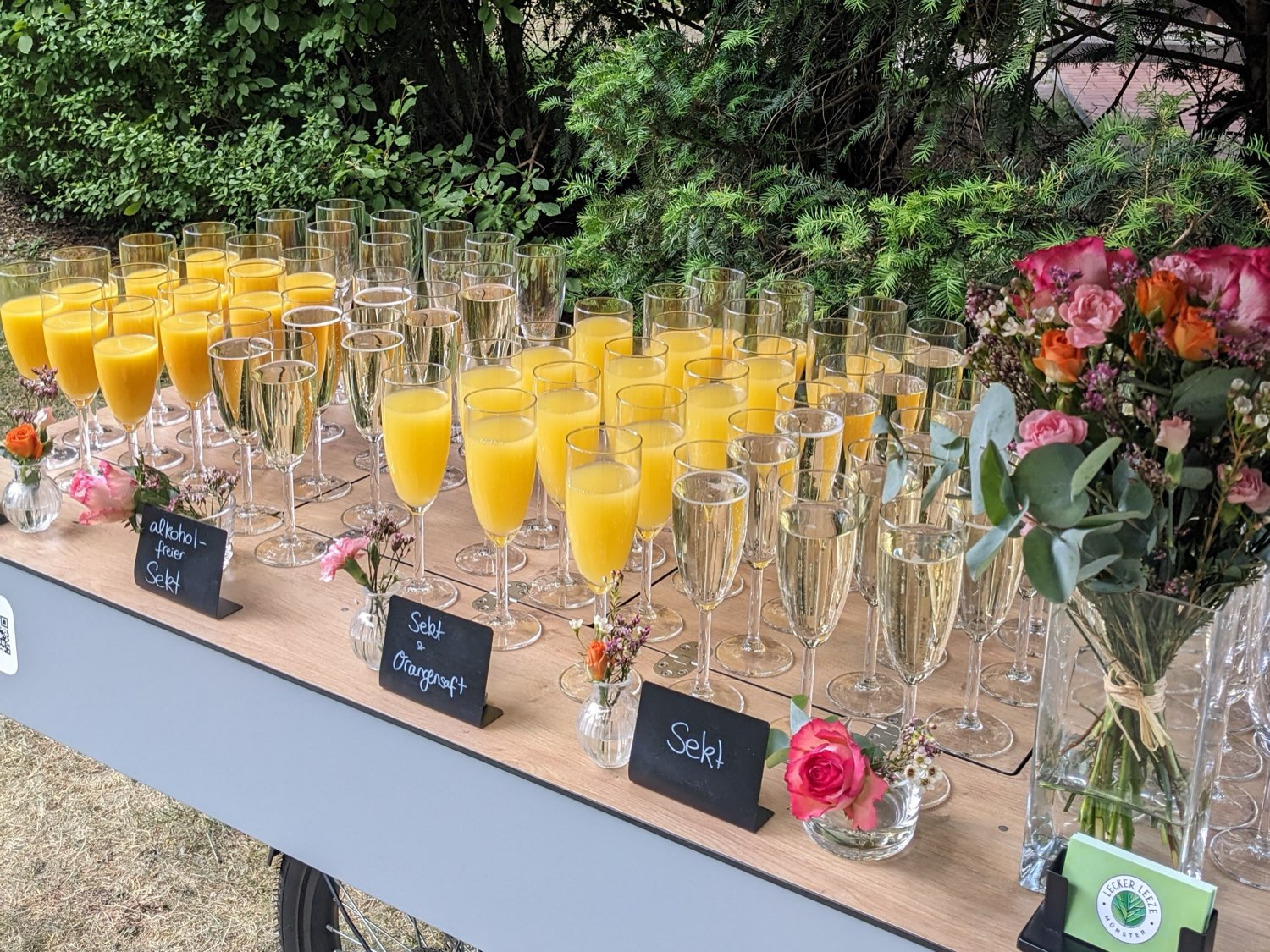 Mobile Bar mieten – Sektempfang mit Sekt und Orangensaft auf der Marken-Leeze